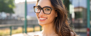 Frau mit braunen Haaren und dunkler Brille