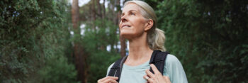 Eine Frau steht im Wald